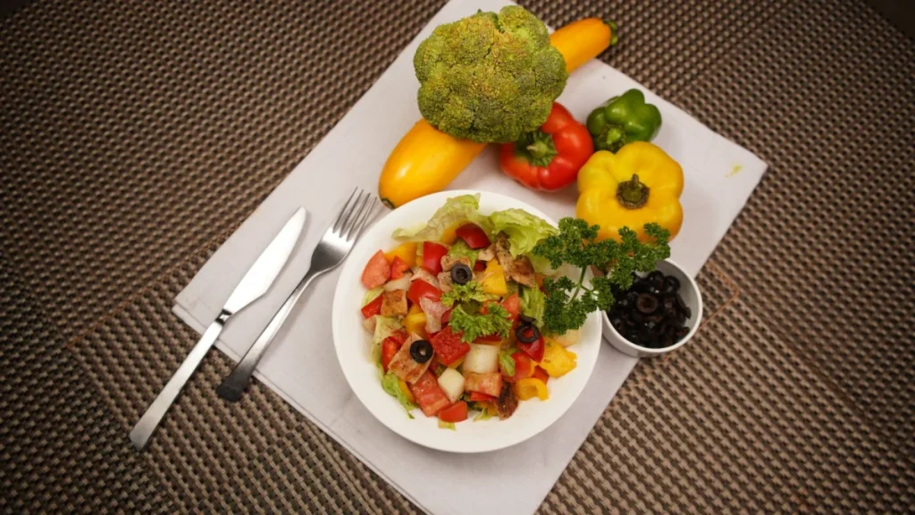 Bowl of fresh salad and vegetables, a lifestyle choice that supports back health